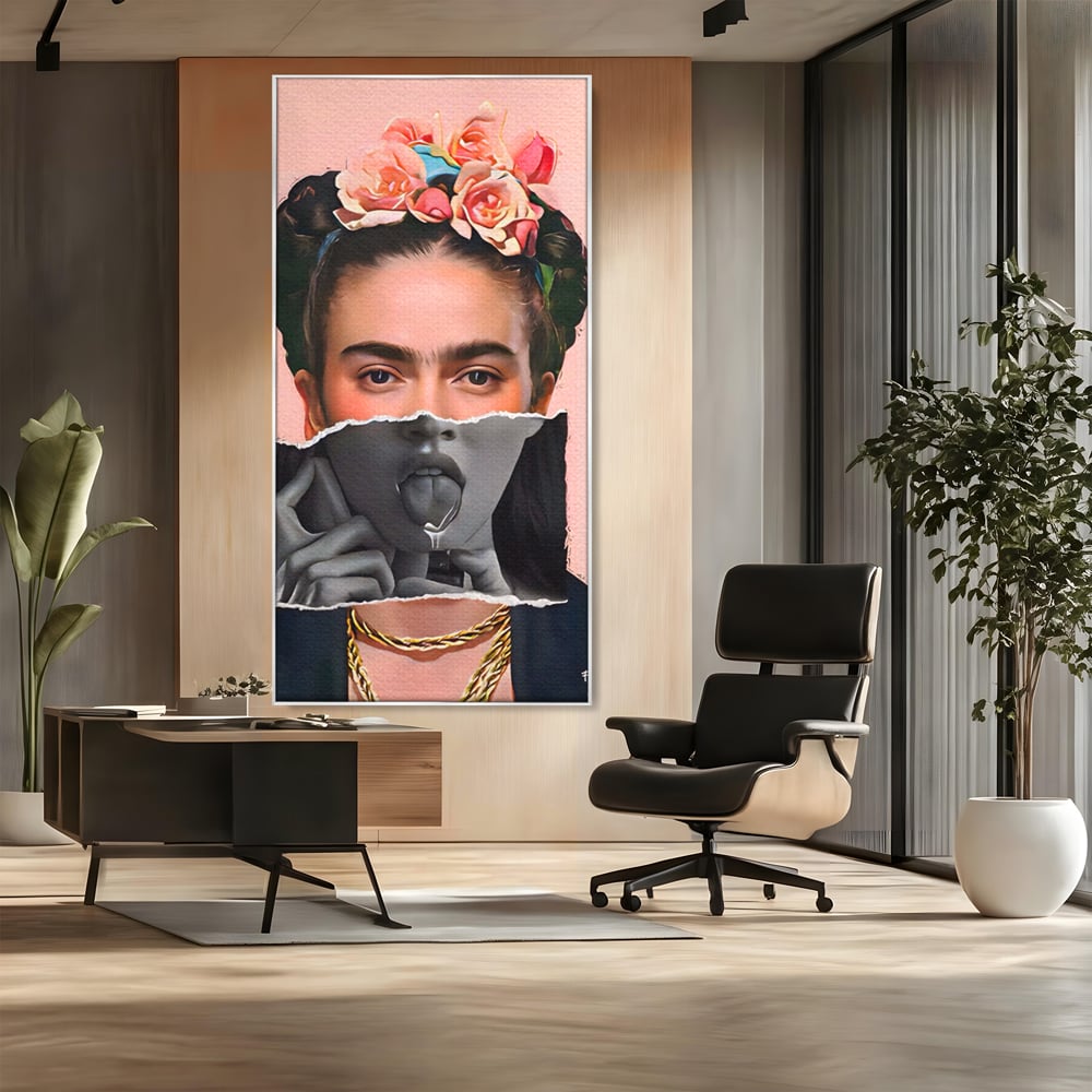 Tablou canvas cu tablou canvas cu portret collage, in rama de aluminiu argintiu, pe perete intr-un birou